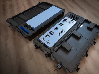 Geöffnete Transportbehälter des Triebfahrzeugsimulators.