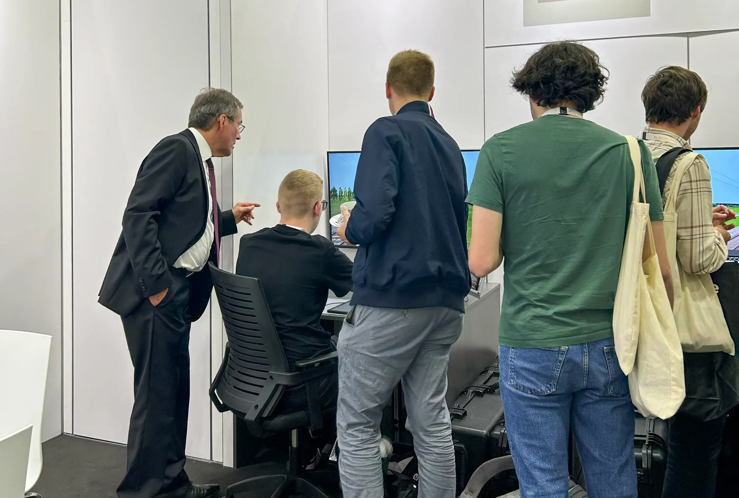 Personen am Simulator